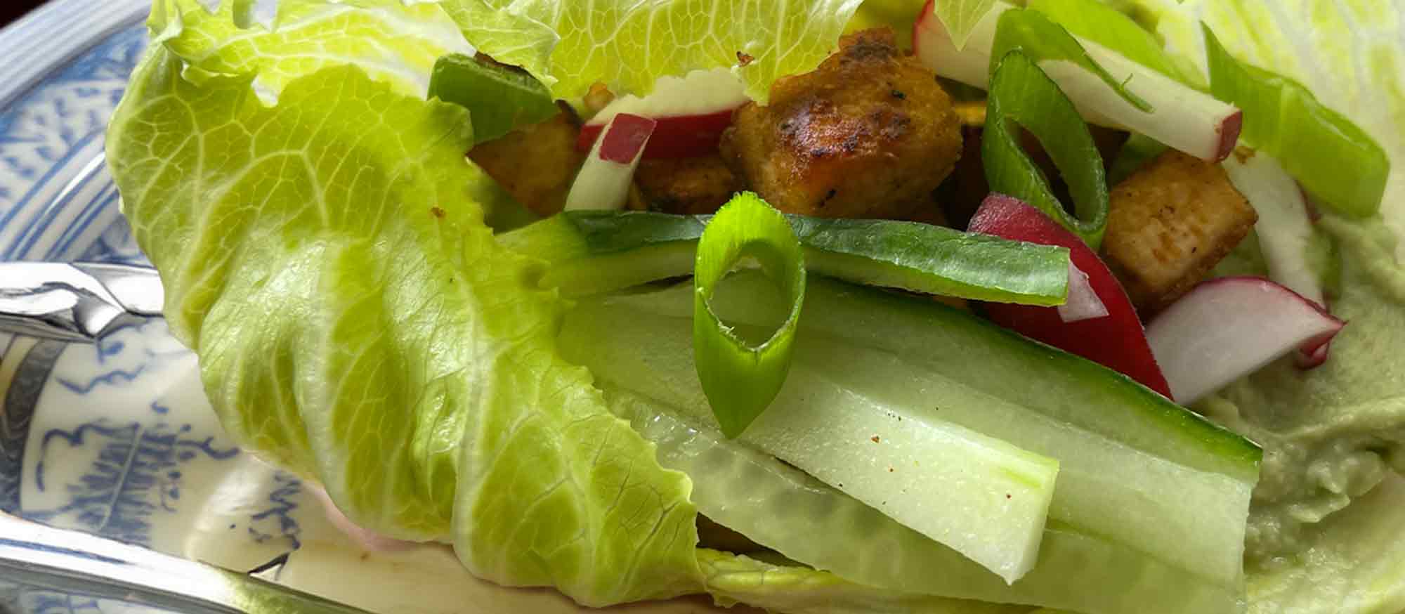 Tofu-Salatwraps mit Avocado und Radieschen – sommerlich leicht und voller Power