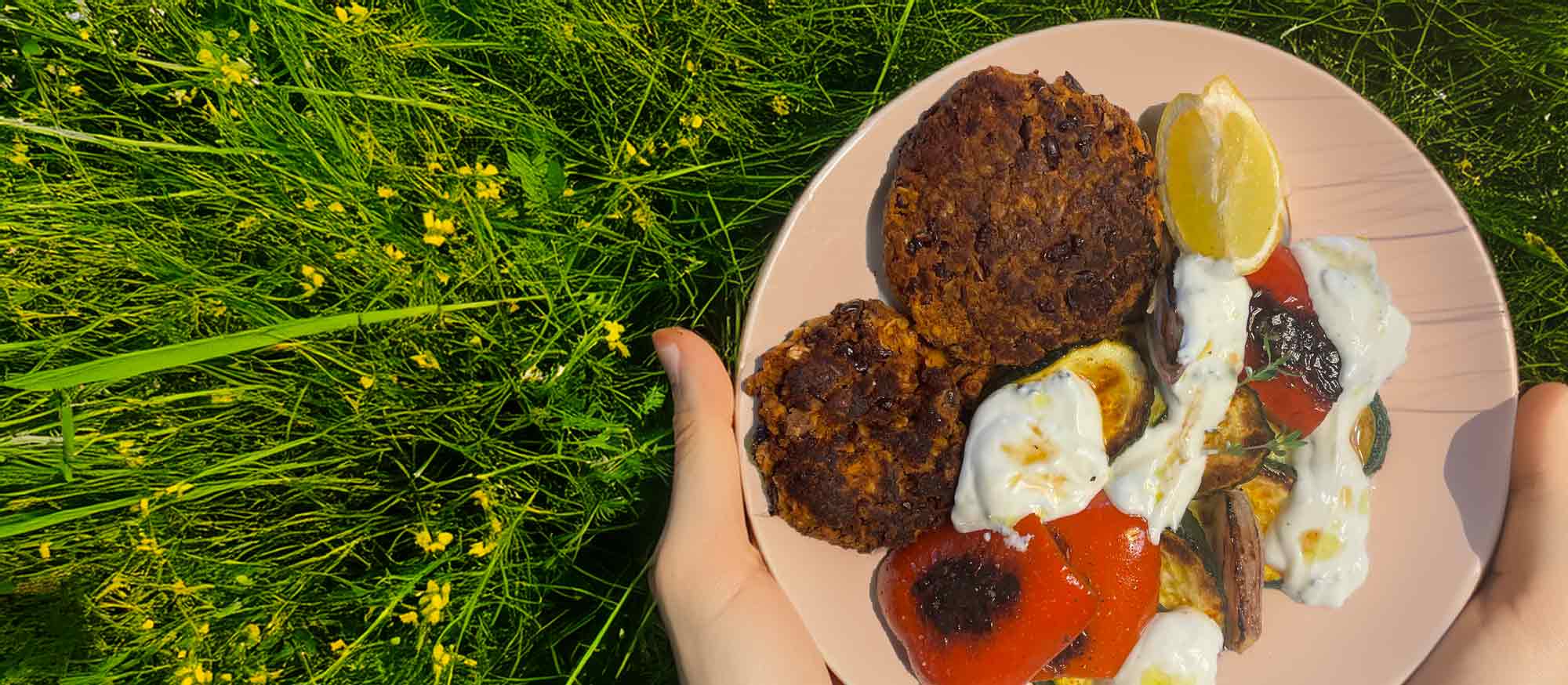 Kidneybohnen-Frikadellen mit Grillgemüse und Joghurt-Dip