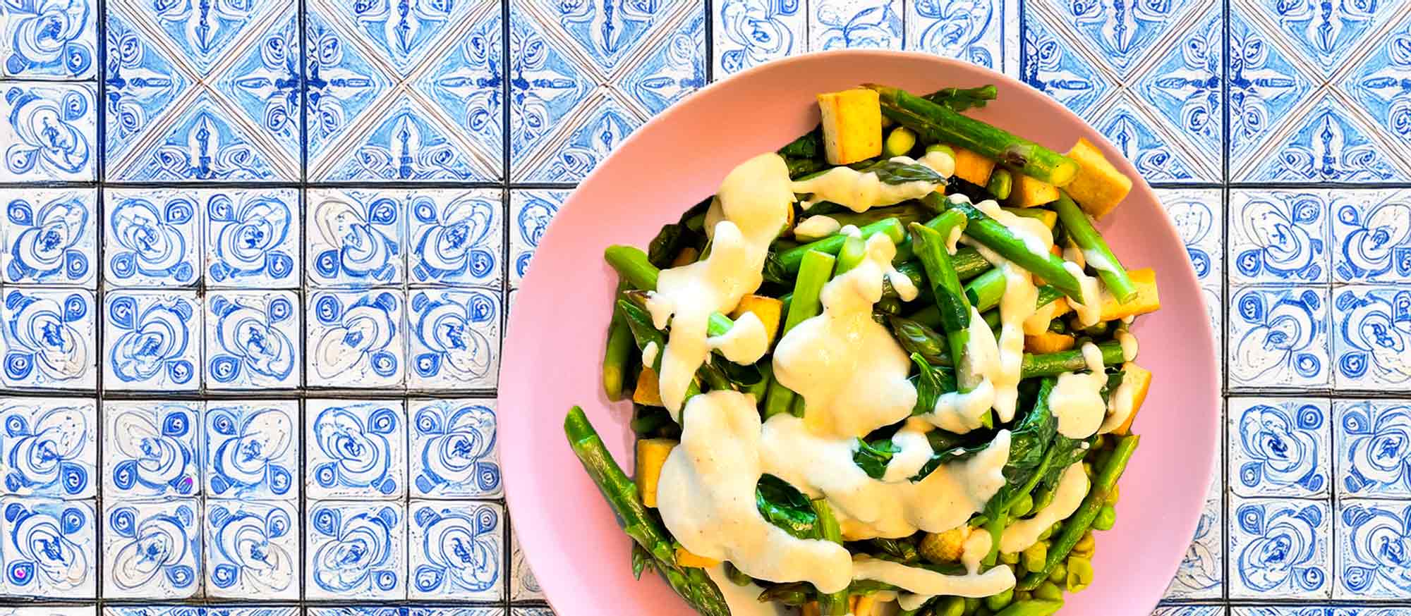 Spargel Erbsen Bowl mit Tahin Sauce