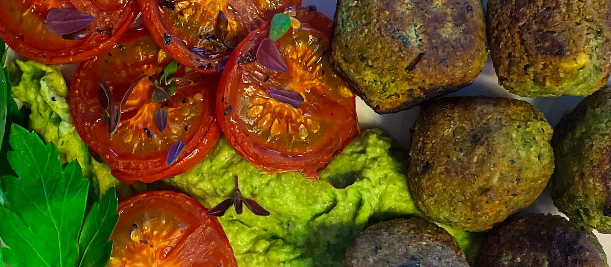 Falafeln mit Spinat-Hummus und gebackener Tomate