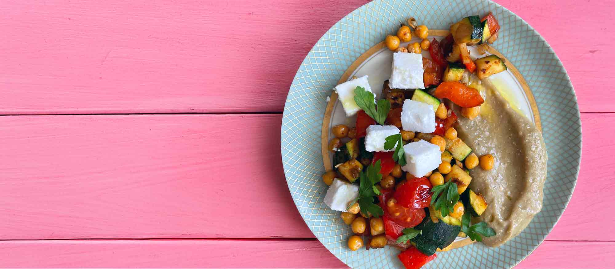 Mediterrane Kichererbsenpfanne mit Auberginen-Dip und veganem Hirtenkäse