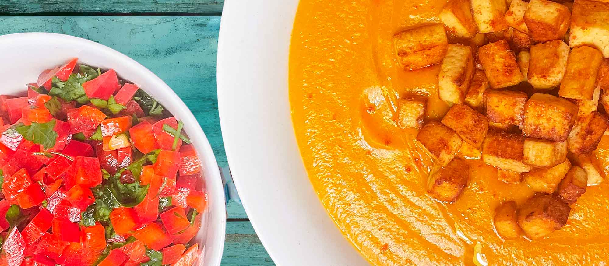 Rote Linsensuppe mit gebratenem Tofu und Paprika-Petersiliensalat