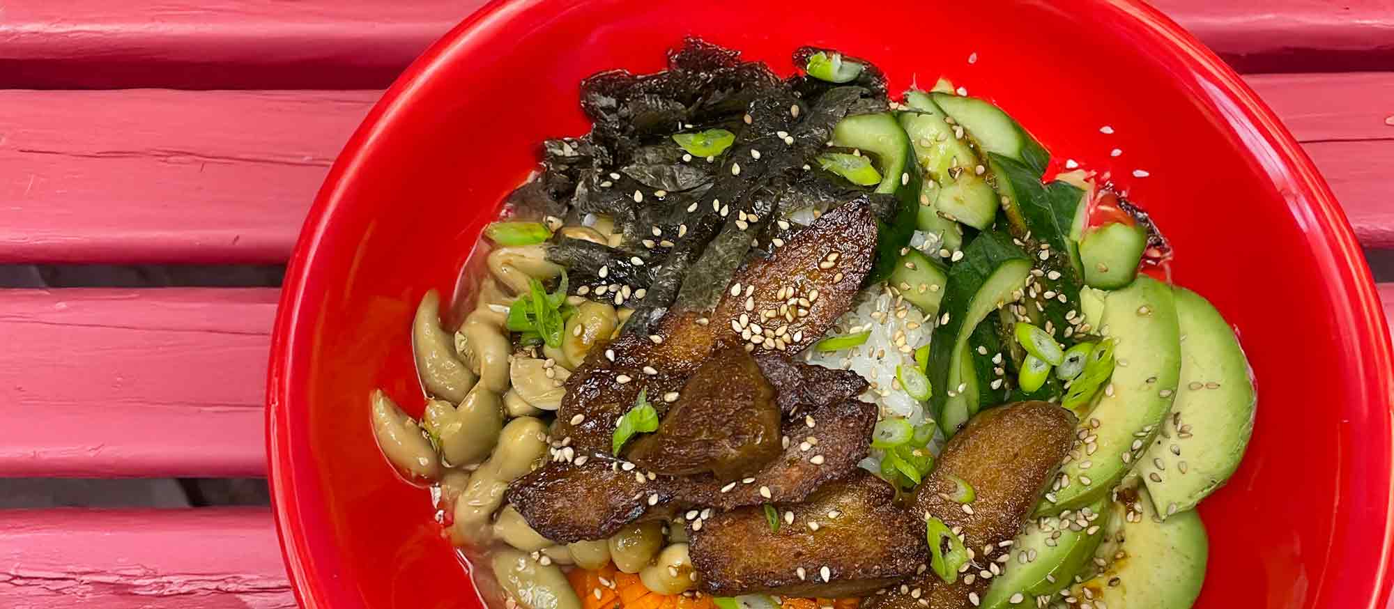 Sushi-Bowl mit Seitan und Edamame