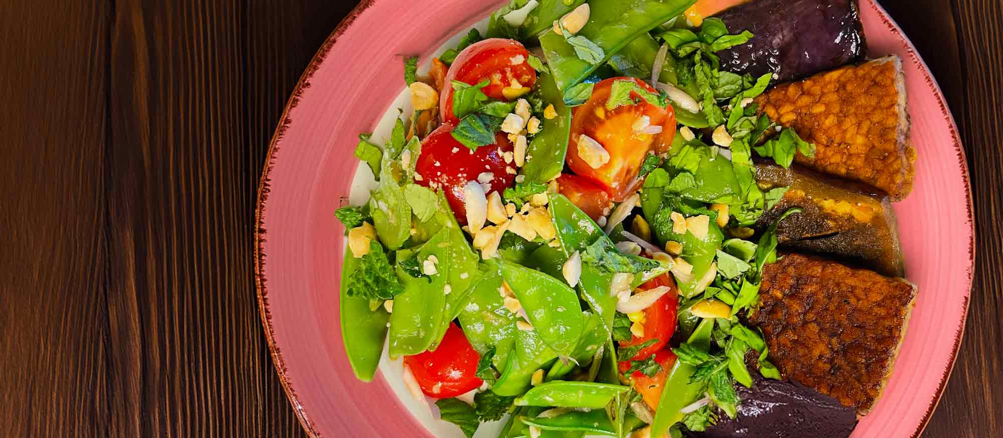 Zuckerschoten-Erdnuss-Salat mit Tempeh