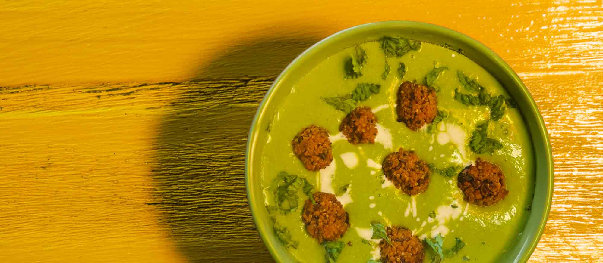 Erbsencremesuppe mit Minze und Quinoa-Tomatenbällchen